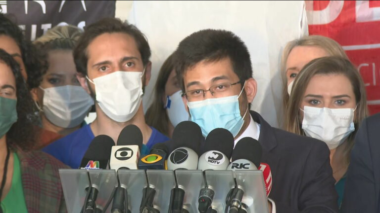 Partidos, entidades e políticos protocolam ‘superpedido’ de impeachment de Bolsonaro