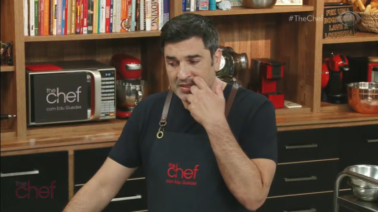 Edu Guedes chora ao vivo e defende assistente na Band