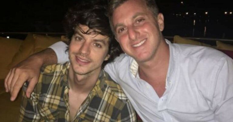 Irmão de Luciano Huck assume de vez e surge ao lado de companheiro gato: “V*ado aqui com muito orgulho”