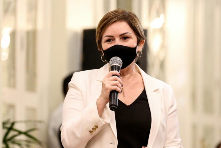 Para retorno de aulas presenciais, Socorro Neri pede à Sesacre liberação de vacina para adolescentes