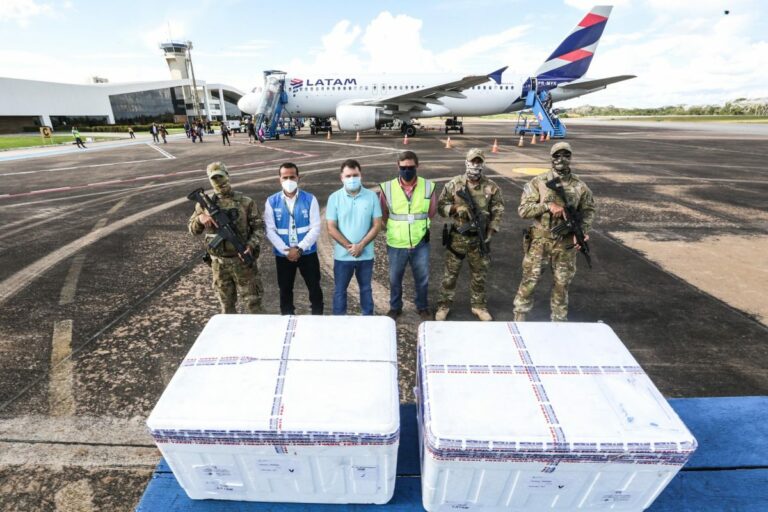 Em 24h, AC recebe quase 60 mil doses de vacina e imunização a partir de 18 anos começa na segunda