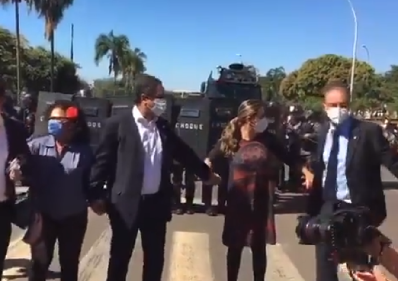 Perpétua e Leo de Brito fazem barreira humana para proteger indígenas da PM; veja