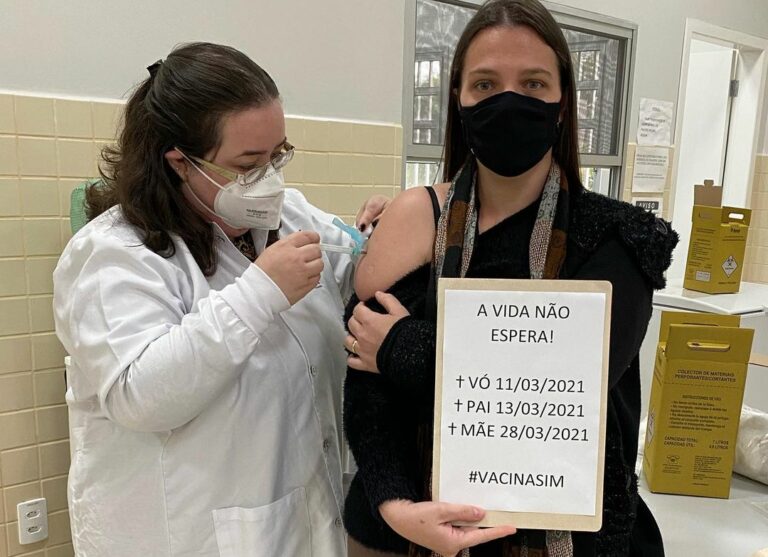 Emocionante: mulher que perdeu pais e avó na pandemia, posta foto sobre vacinação e comove Instagram