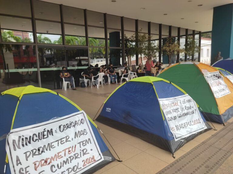 Herança de gestões passadas, cadastro de reserva é problema que Gladson precisa resolver