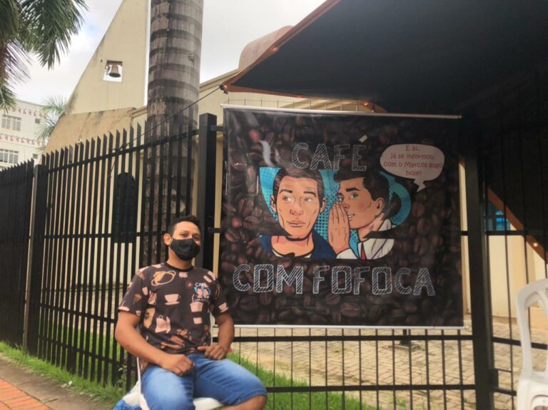 Ao lado de igreja, acreano cria “Café com Fofoca” e recebe mais de 200 pessoas por dia