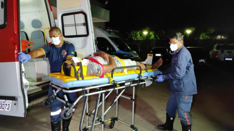 Colisão entre moto e carro deixa homem com fratura exposta em Rio Branco