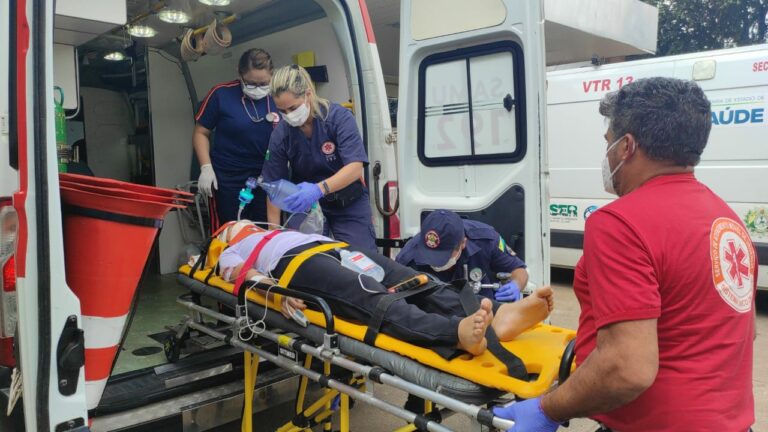 Jovem é atingida por tampa de caçamba em Rio Branco e vai parar no PS em estado grave