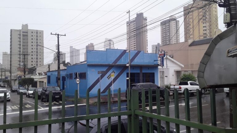 Chuva cai escurecendo a tarde e esfriando Campo Grande