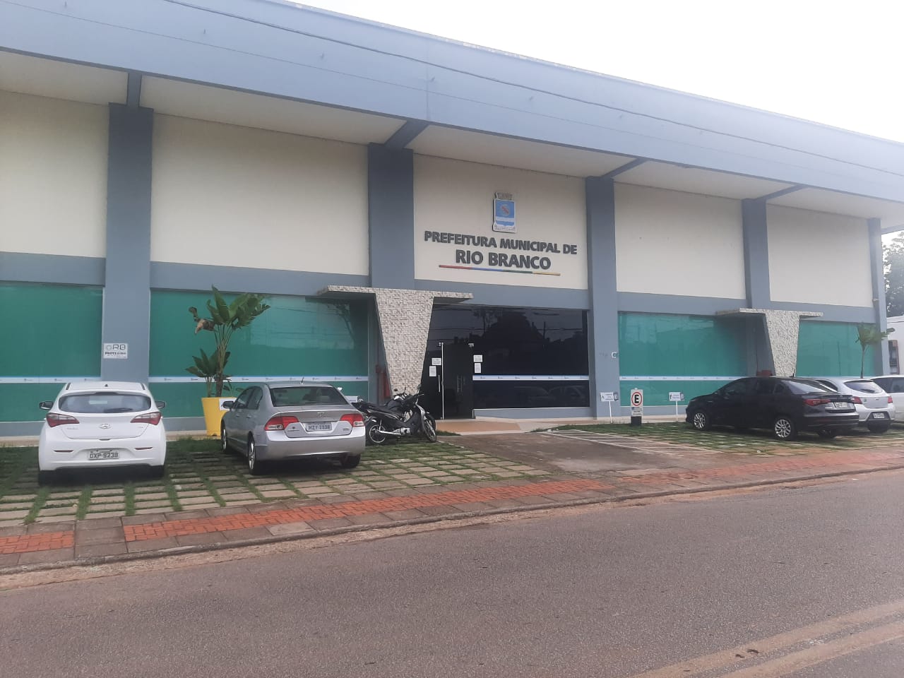 Prédio da Prefeitura vira foco de disseminação da Covid-19 em Rio Branco Prédio da Prefeitura vira foco de disseminação da Covid-19 em Rio Branco