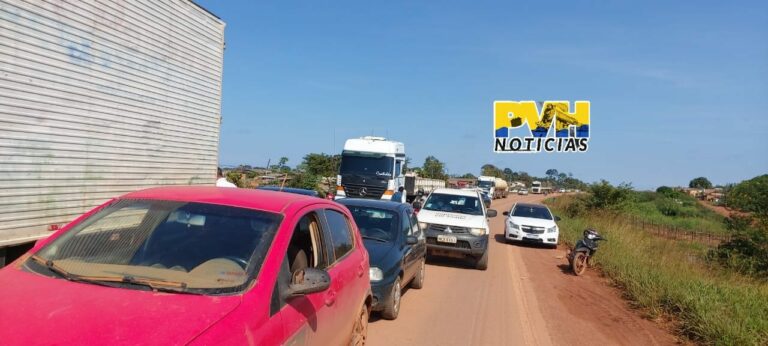 BR-364 é interditada por manifestantes próximo à ponte sobre o Madeira, que liga Acre à RO