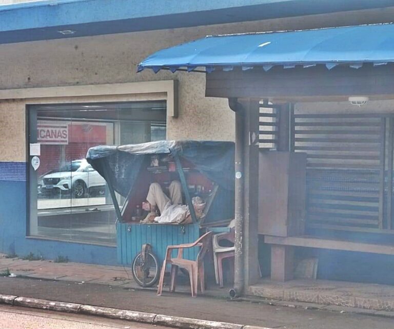 Idoso que dormia em banquinha no AC ganha reforma de casa por projeto solidário