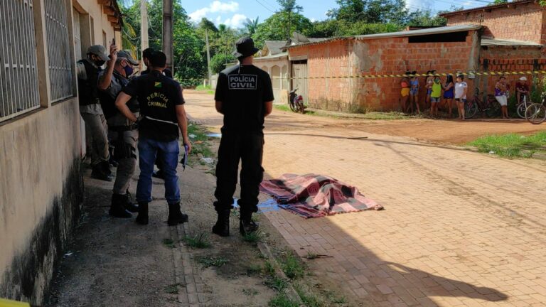 Atirador fere jovem e executa monitorado com tiros à queima roupa em via pública