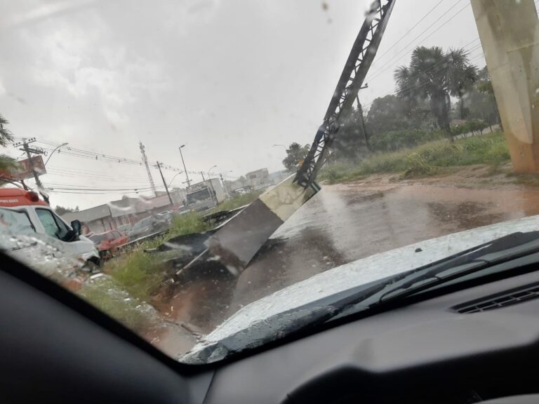 Vídeo: temporal derruba pórtico de ferro em cima de carro no Vila Acre; Samu está no local