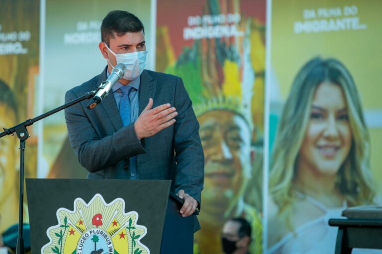 No dia que o Acre completa 59 anos, Nicolau participa de solenidade de troca de bandeiras