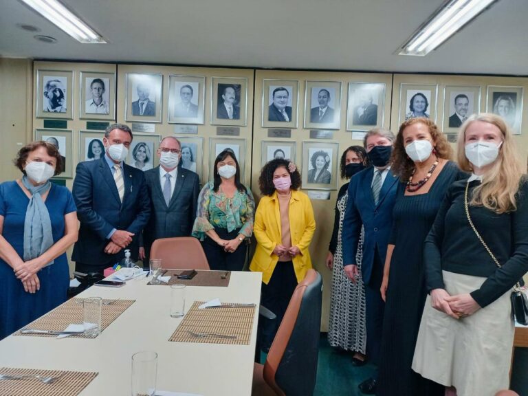 Perpétua é homenageada com placa na galeria de líderes do PCdoB