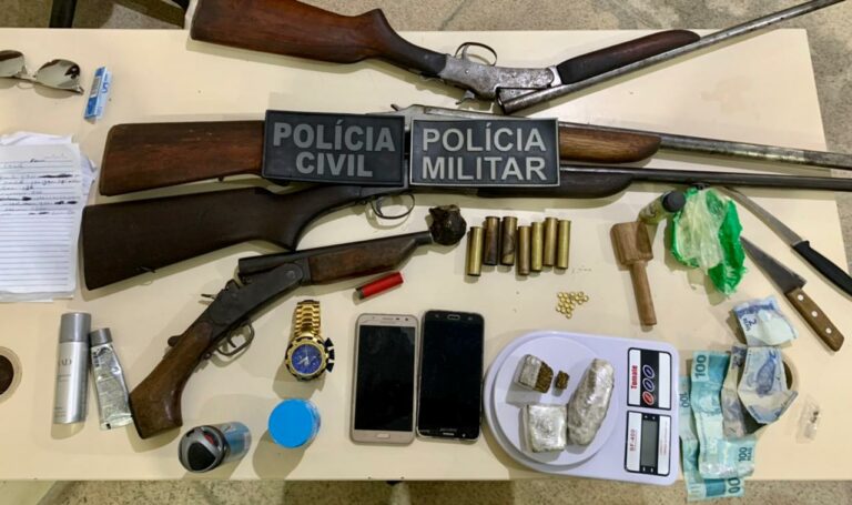 Três são presas com maconha, anotações do tráfico, espingardas e dinheiro em Feijó