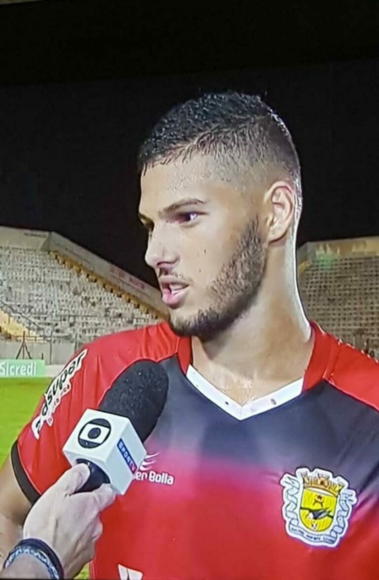 Craque do futebol, acreano ganha bolsa de estudos nos EUA e faz vaquinha na internet