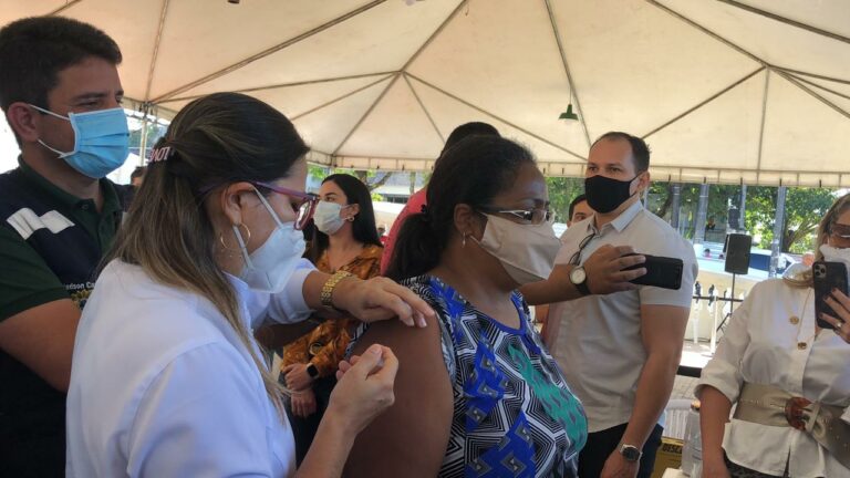 Covid: após ser infectada e perder 4 parentes, acreana enfrenta fila de 3h para vacinar