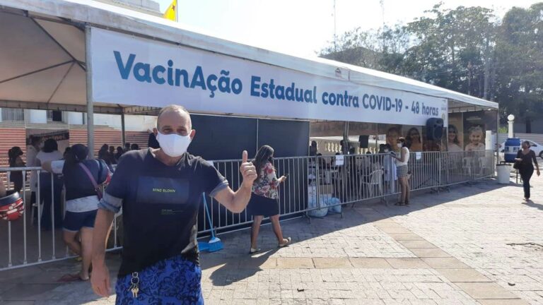 Homem chora ao se vacinar em mutirão no Palácio: “ciência venceu estupidez”