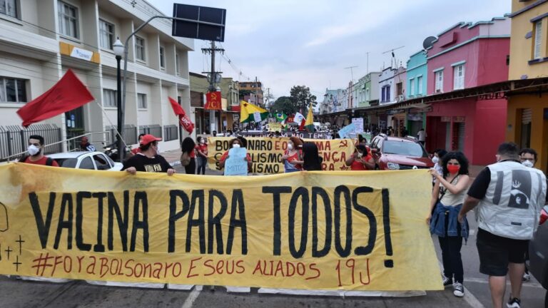Ato contra Bolsonaro e pró-vacina reúne centenas de pessoas no centro de Rio Branco; veja fotos