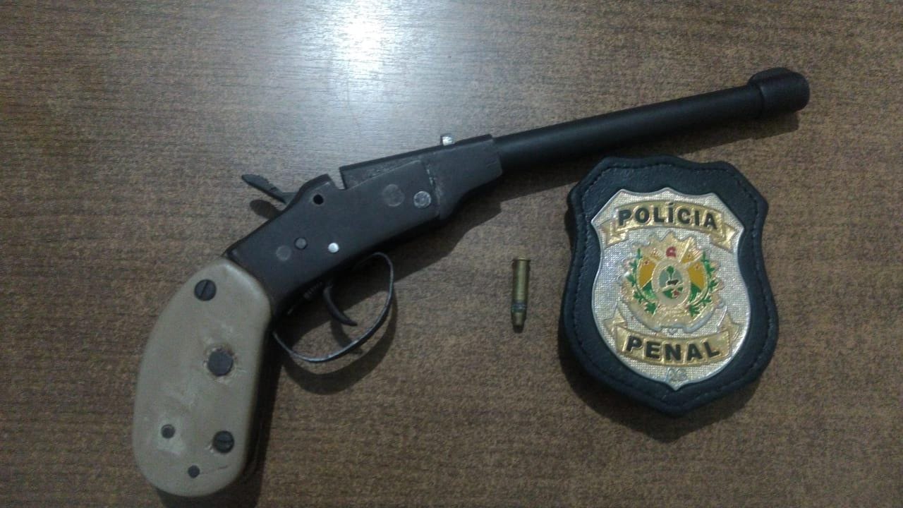 Policiais penais prendem homem por porte ilegal de arma de fogo na BR 317