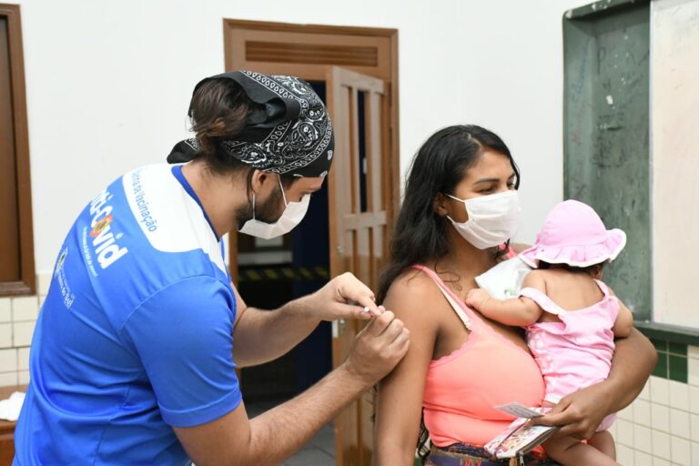 Cruzeiro do Sul vacina 2.945 pessoas do público jovem em quatro horas