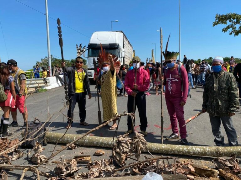 Indígenas voltam a fechar ponte em Feijó em protesto contra ‘marco temporal’