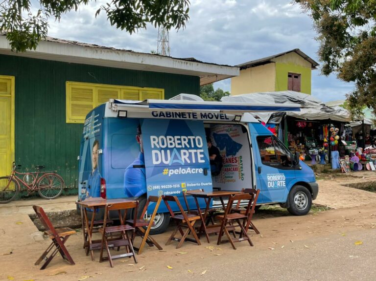Deputado Roberto Duarte inaugura gabinete móvel no município de Xapuri