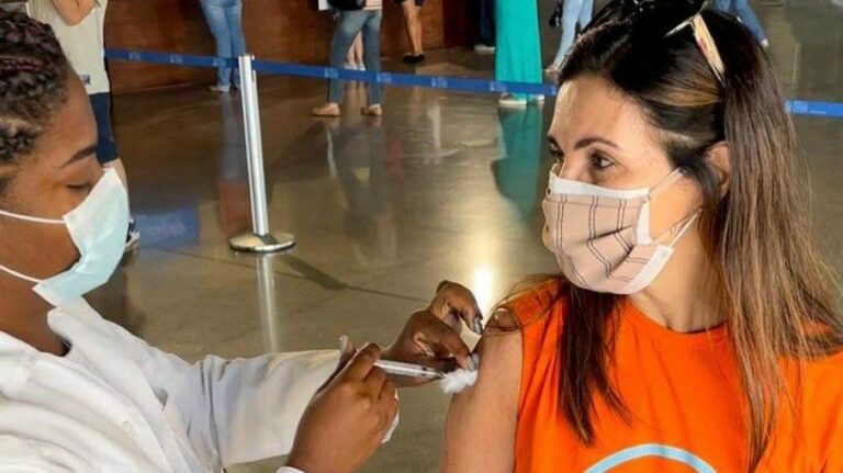 Fátima Bernardes é vacinada contra Covid-19 e se emociona: ‘Viva ao SUS’
