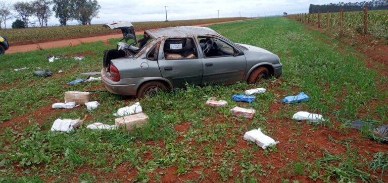 Sem sorte: mulher capota carro cheio de contrabando que é apreendido