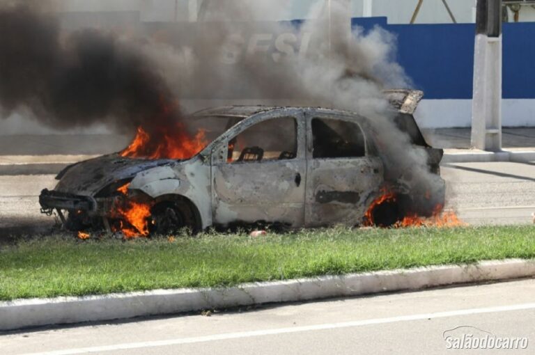 Carro pega fogo no meio da rua logo após sair da oficina