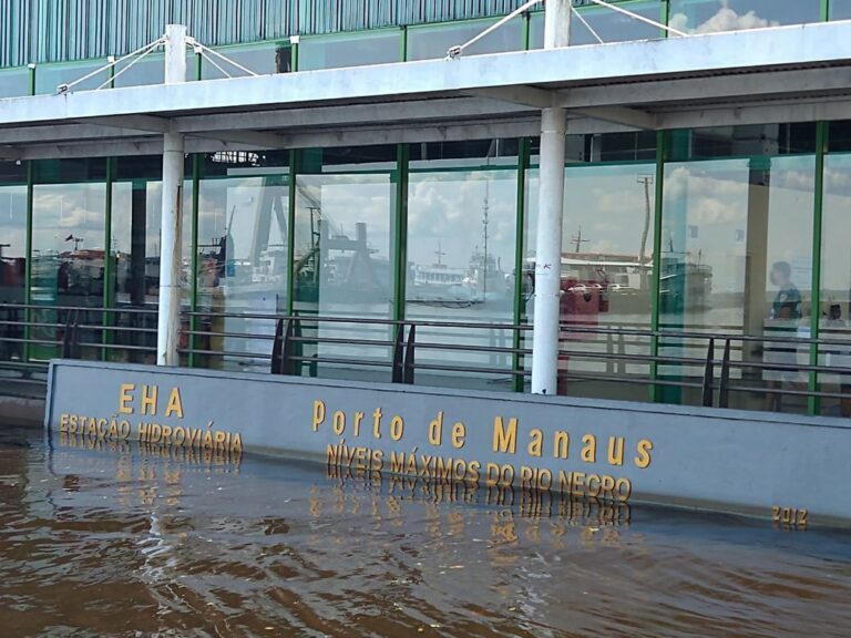 Rio Negro atinge 30 metros e ultrapassa em 3 cm a maior enchente em 119 anos
