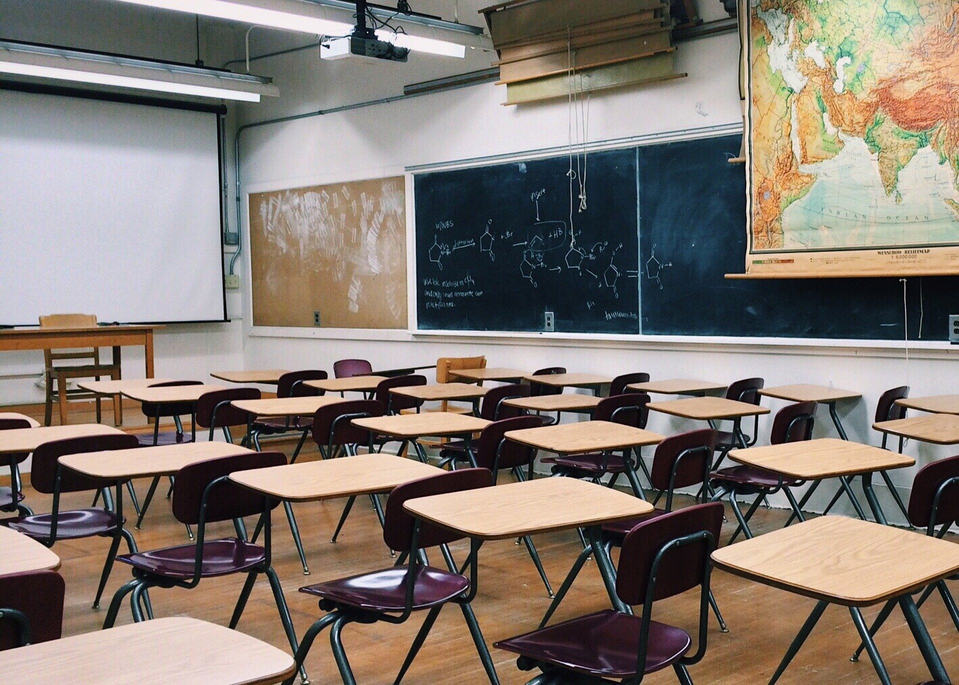 No AC, aluno chamado de burro em sala de aula por professora será indenizado