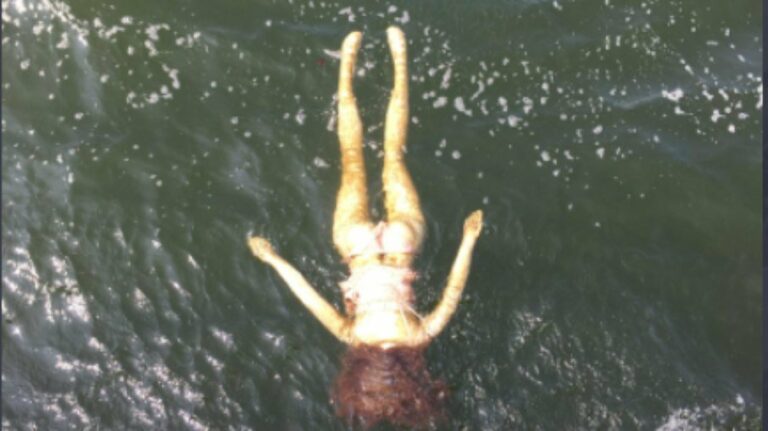 Boneca inflável é confundida com cadáver humano em porto do Japão