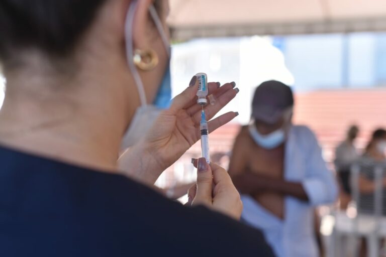 Comerciantes de município de MS dão desconto para quem comprovar que está vacinado contra Covid