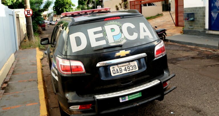 Pai leva a polícia adolescente pego estuprando criança de 5 anos