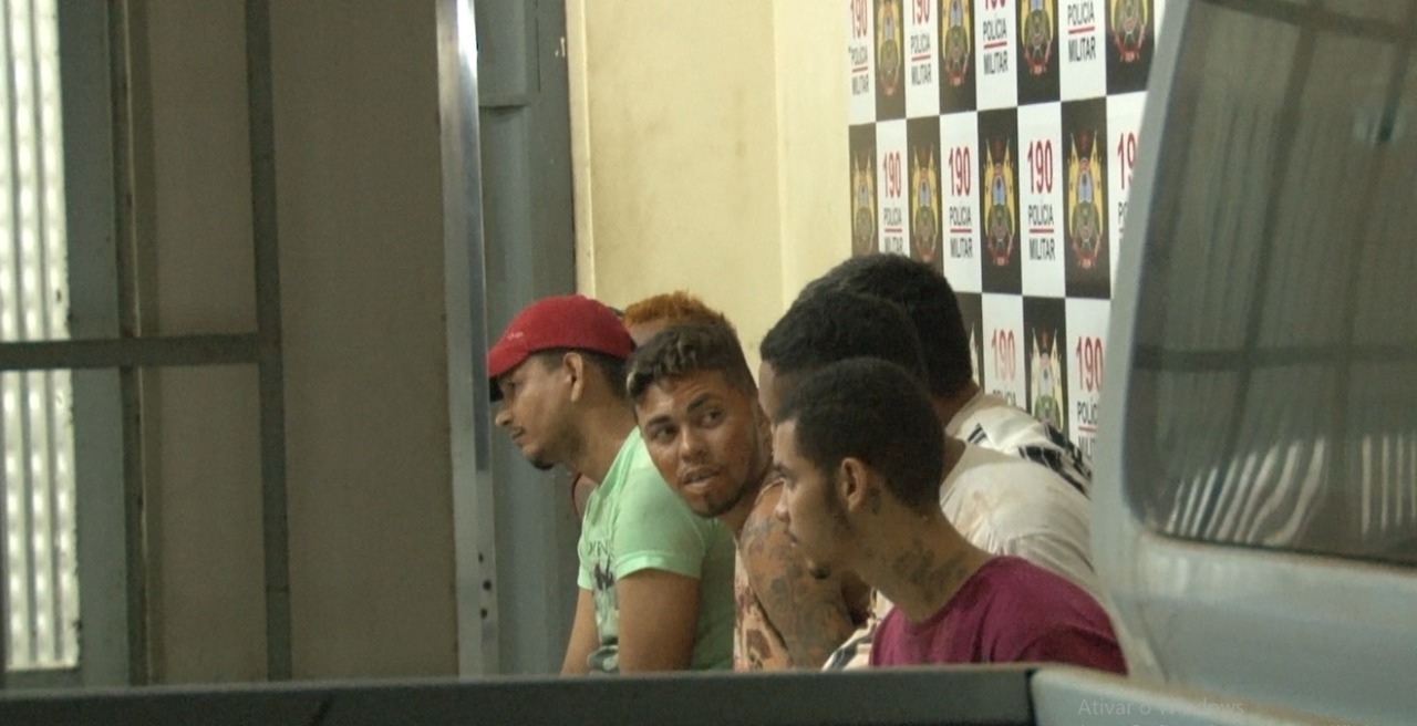 Polícia prende foragido e outro com tornozeleira em ponto de venda de drogas