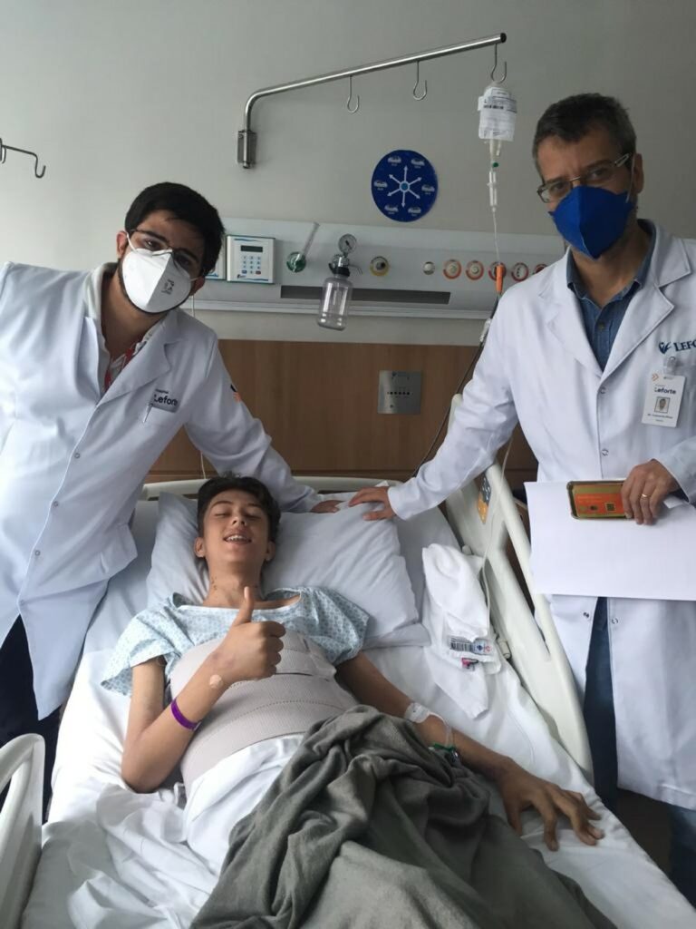 ‘Meu filho é um milagre’, diz mãe de adolescente transplantado após hepatite fulminante