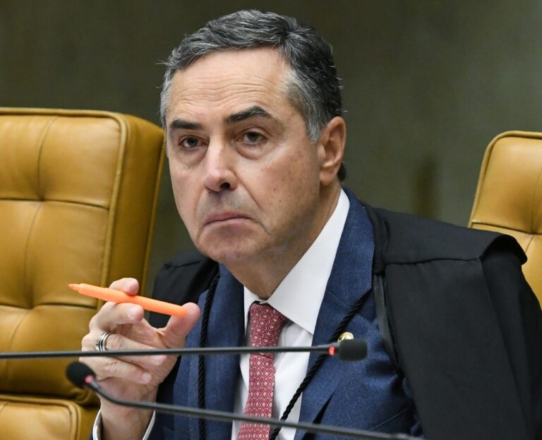 Voto impresso será retrocesso que amplia risco de fraudes e quebra de sigilo, diz Barroso