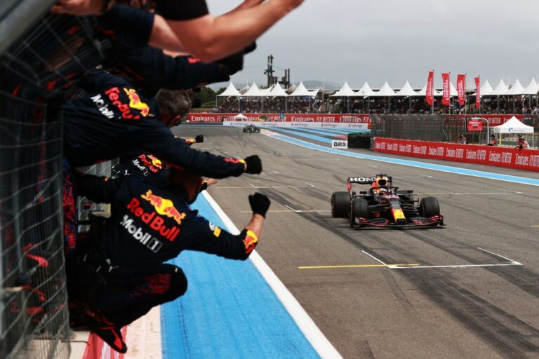 GP da França: Verstappen passa Hamilton na penúltima volta e vence