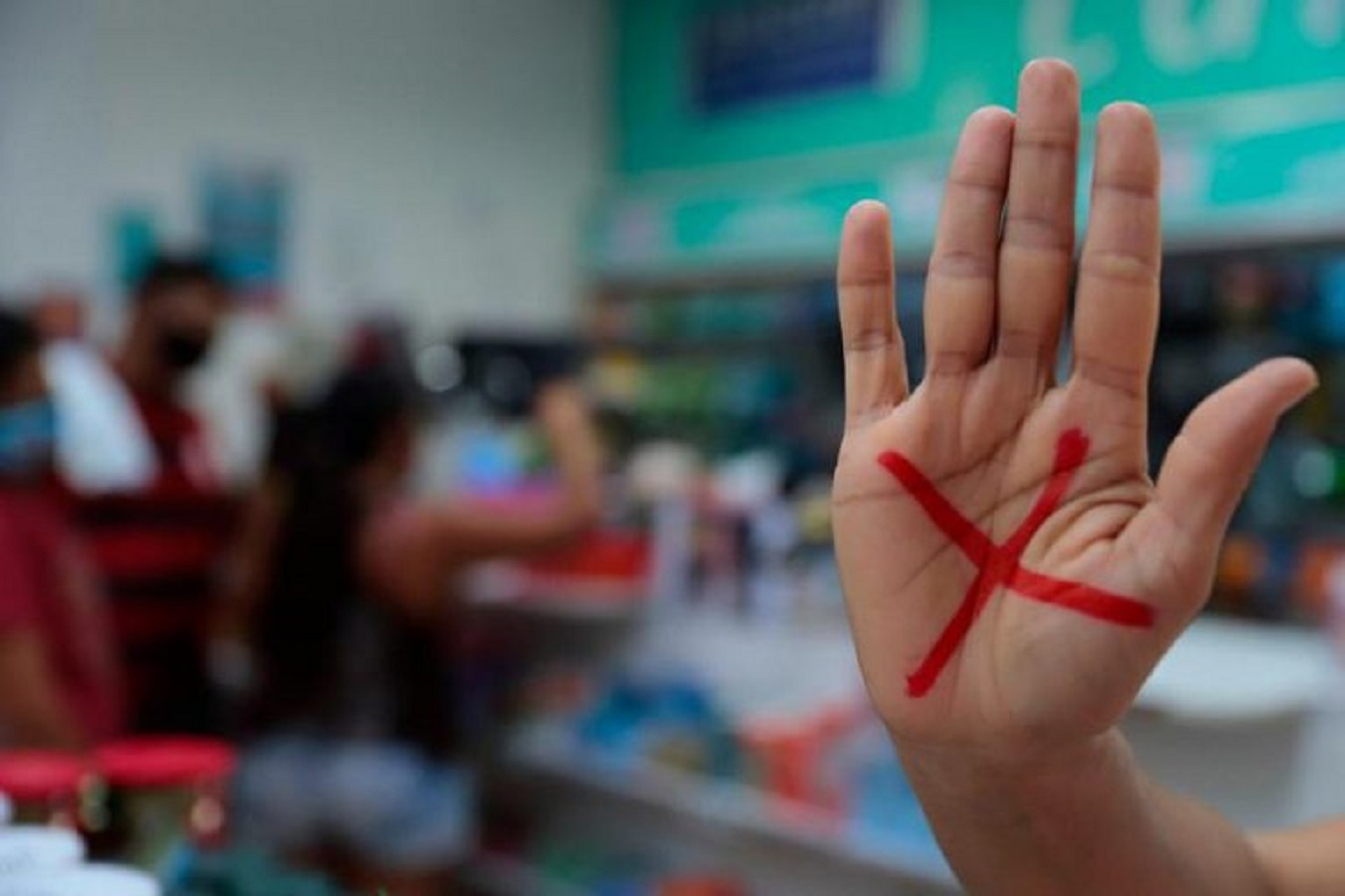 Governo institui código Sinal Vermelho para combater a violência contra a mulher