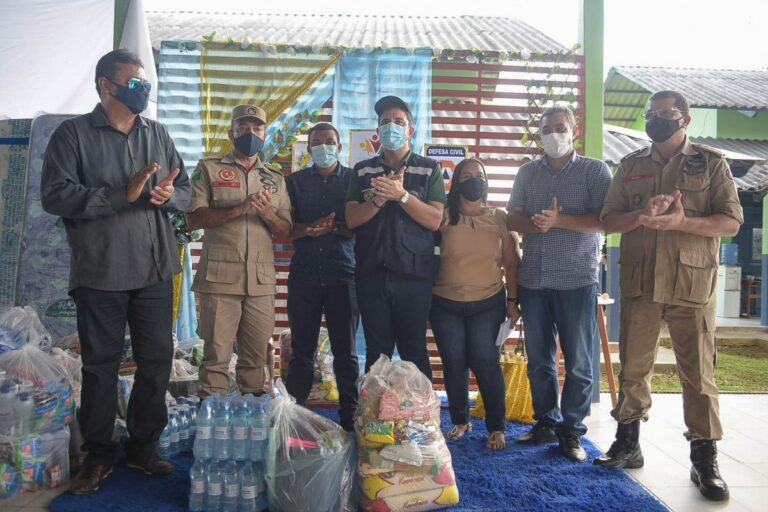 No Jordão, governo leva ajuda humanitária e entrega cartões do Auxílio do Bem