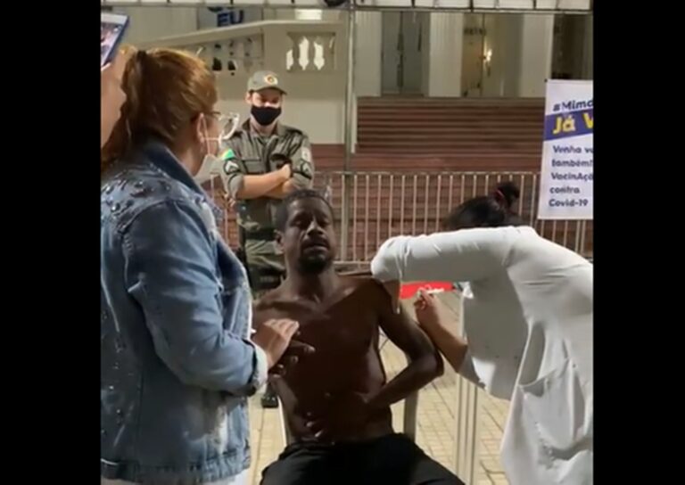 Vídeo: Nego Bau é vacinado contra a covid-19 no Centro de Rio Branco