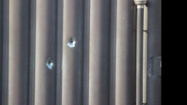 Morador é acordado na madrugada com portão crivado de tiros