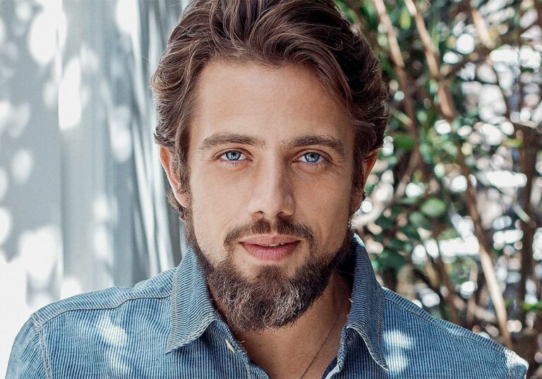 Rafael Cardoso renova contrato com a TV Globo