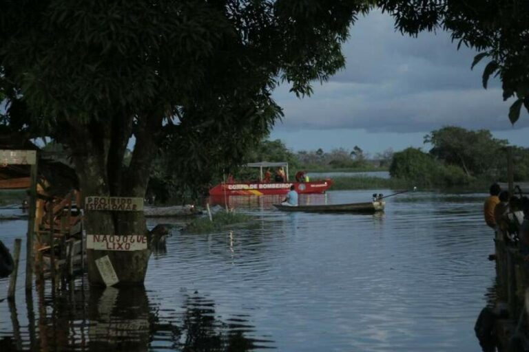 Mulher desaparece após mergulhar em rio em Manaus