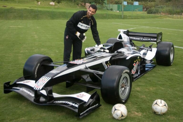 A história da foto: por que Weverton, do Palmeiras, saltou sobre carro de corrida do Corinthians?