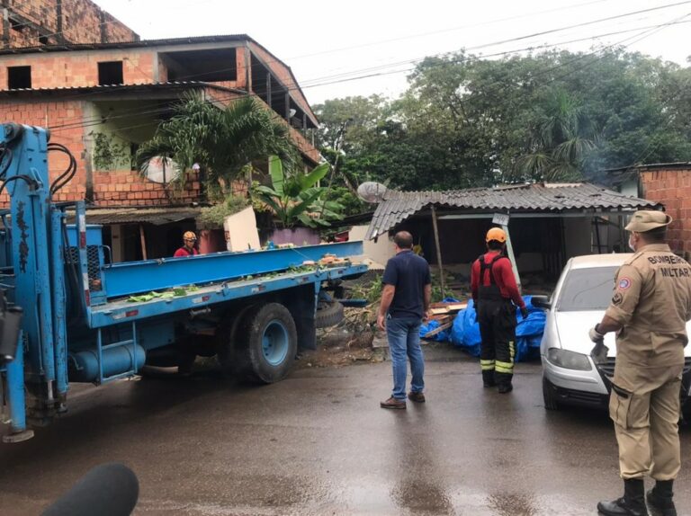 Caminhão perde controle, invade casa e deixa dois feridos em Manaus