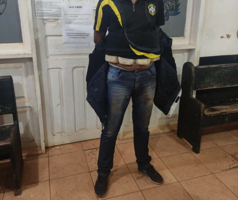 Polícia prende homem que tentava atravessar fronteira com 6 kg de cocaína