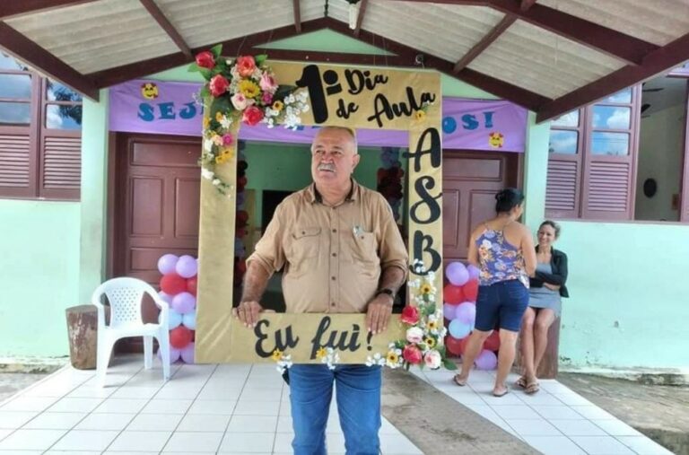 Professor de religião e ex-prefeito de cidade do AC manda nudes em grupo de alunos do 7º ano